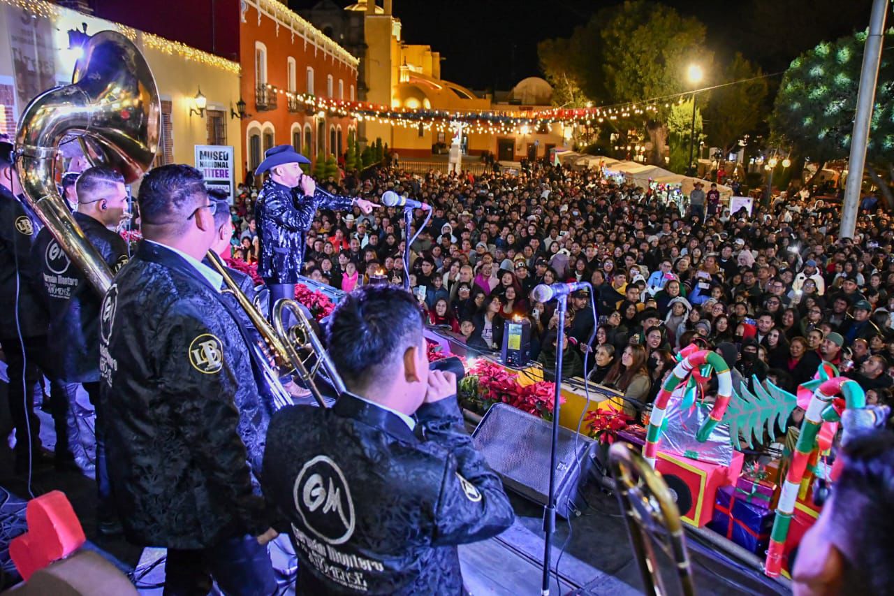 Huicho Domínguez y Germán Montero encendieron el espíritu festivo en el Gran Desfile Navideño de Huamantla